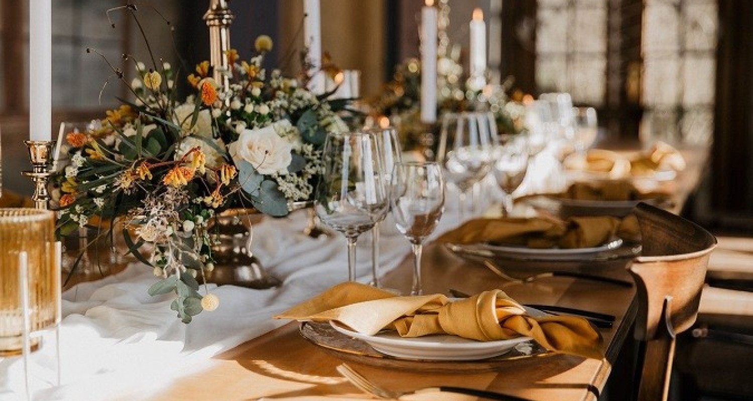 Schloss_Meersburg_gedeckter_Tisch_Blumengesteck_Tischdekoration